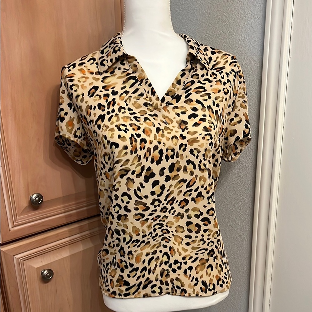 Cabi Lynx animal print Short Sleeve Blouse with Notched Collar and shirttail